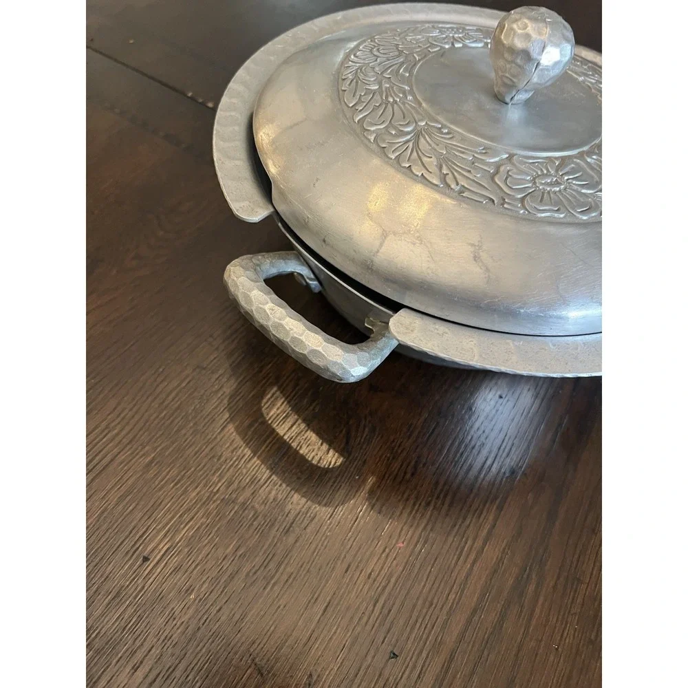 Vintage Everlast Hammered Aluminum Floral Lidded Casserole Dish — 11